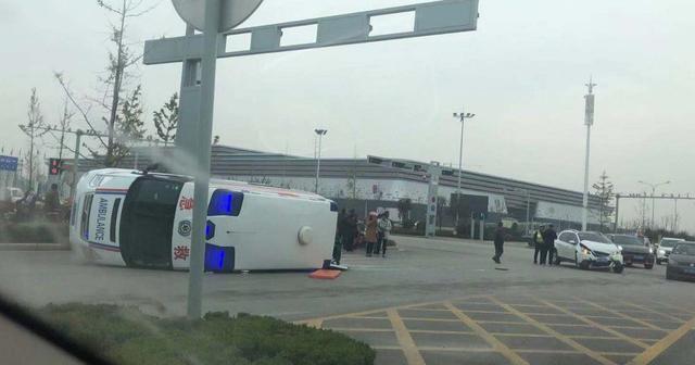 菏泽救护车与一辆白色SUV汽车相撞发生侧翻