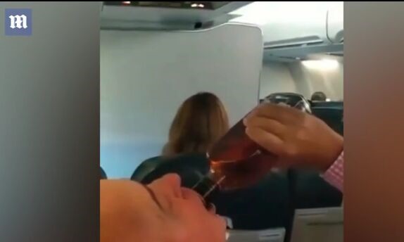 波音737引擎出现故障 乘客痛饮威士忌并一起祈祷