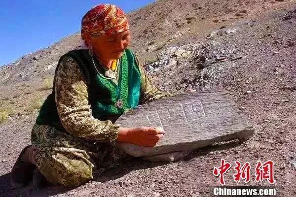 58年！她堅守在祖國邊境線上，行走80000多公里，在十余萬塊石頭上刻下“中國”二字