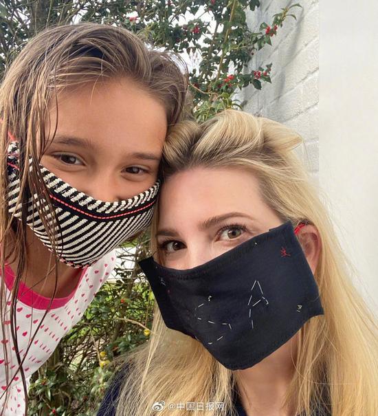 美国第一千金伊万卡和女儿晒自制口罩
