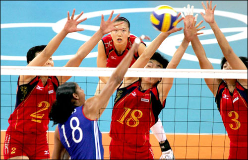 做好东京奥运会前的备战冲刺 中国女排队员展现出世界顶级的竞争力