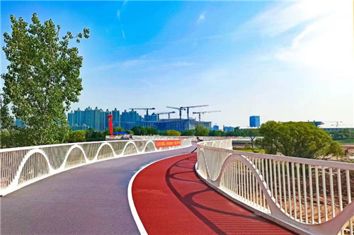 飞架西安灞河两岸的首座专属行人天桥——天华岛人行桥正式开通